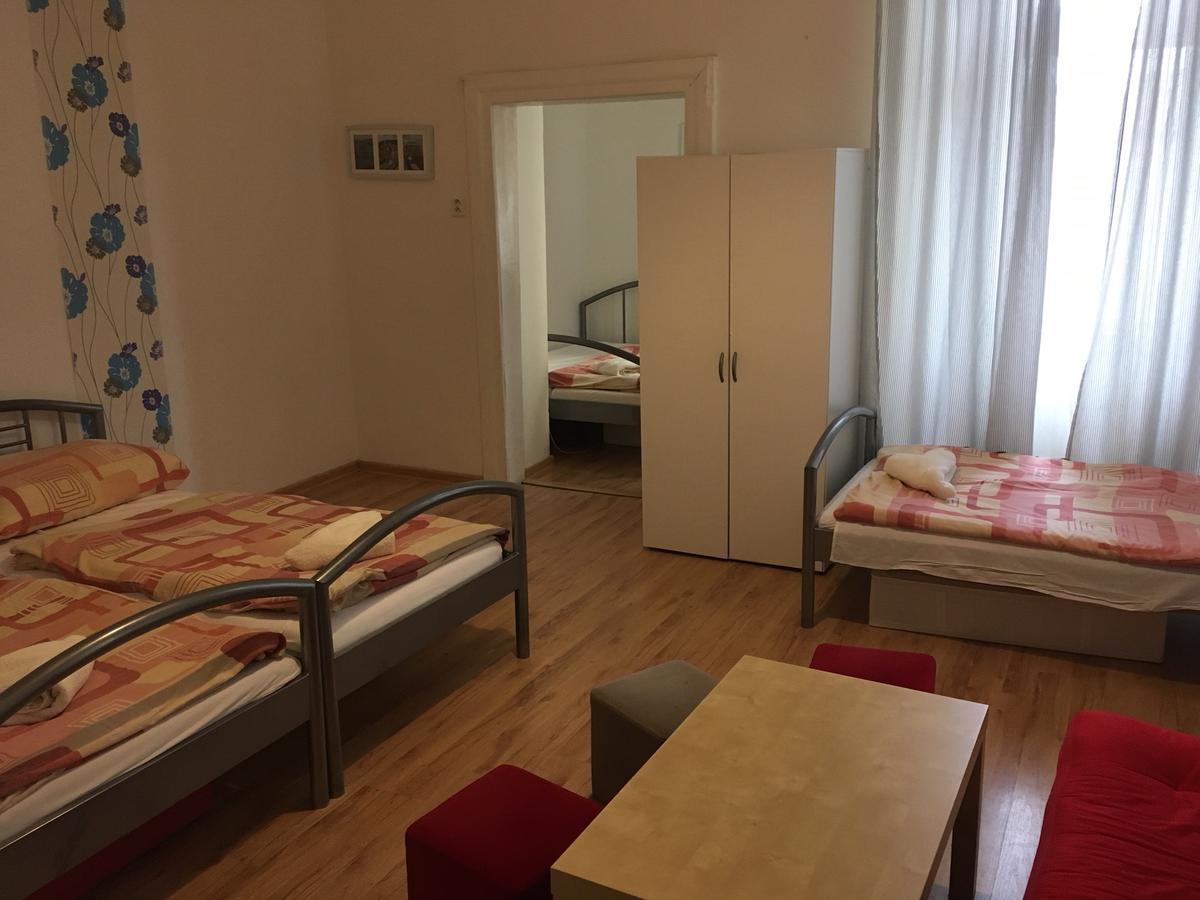 Pension Tara Prag Exteriör bild