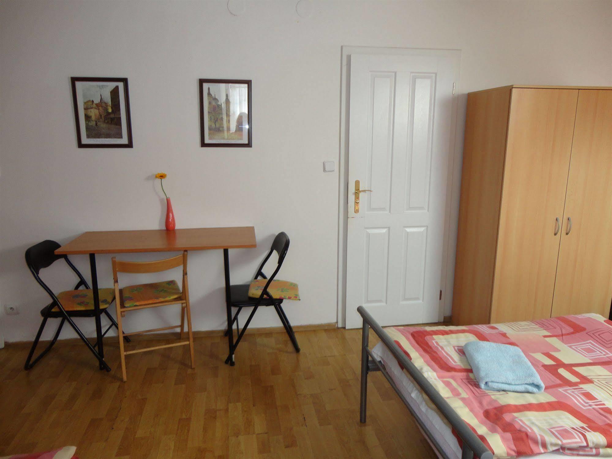 Pension Tara Prag Exteriör bild